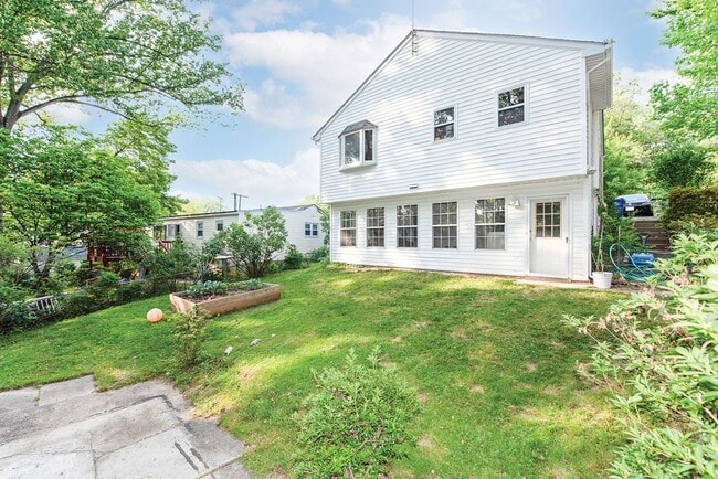 Building Photo - Beautiful 4 Bedroom Home Located in the He...