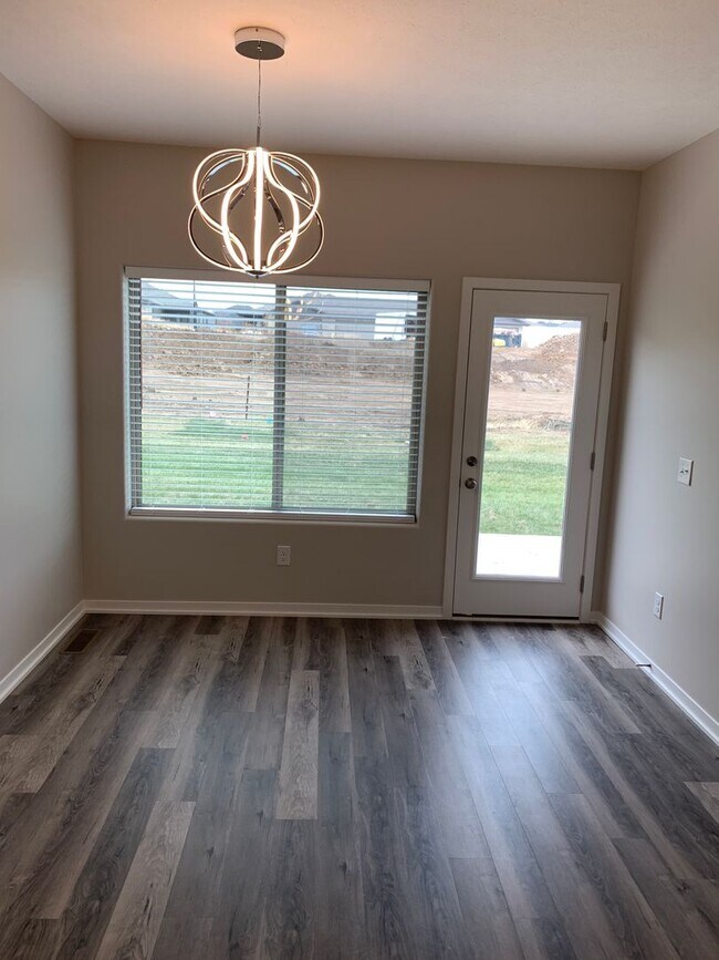 Building Photo - Zero entry ranch townhome with 2 stall gar...