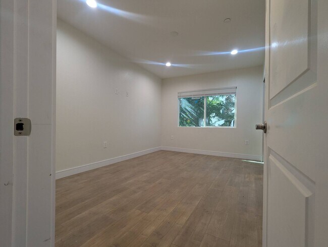 Foto del edificio - 14411 Vanowen St