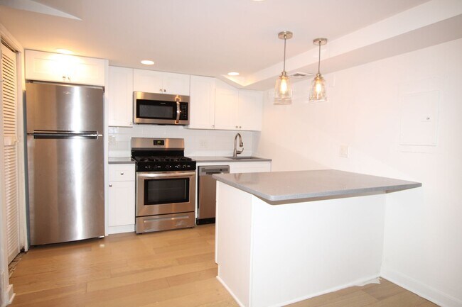 Building Photo - Spacious 2 bedroom unit in a great area in Graduate hospital