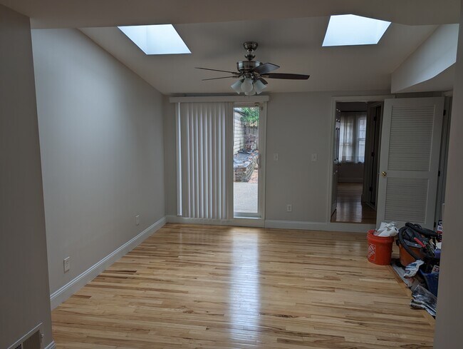 Building Photo - 632 Eislen St