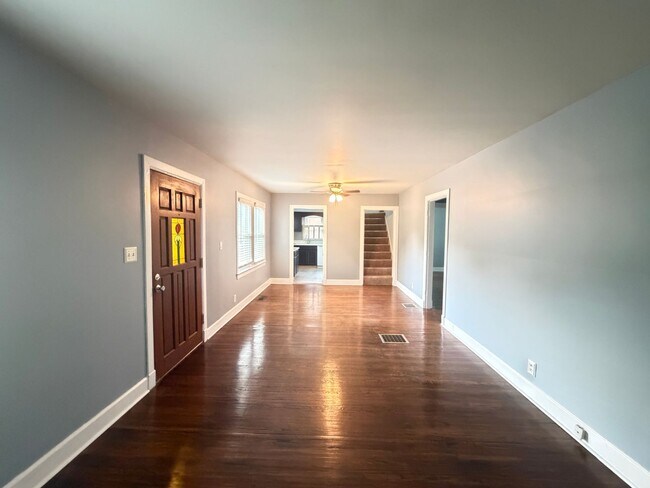 Foto del edificio - 3 Bedroom Home With A  Basement And Large Back Yard