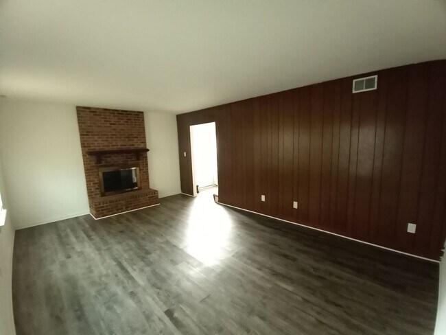 Building Photo - Three bedroom two and one half bath end un...