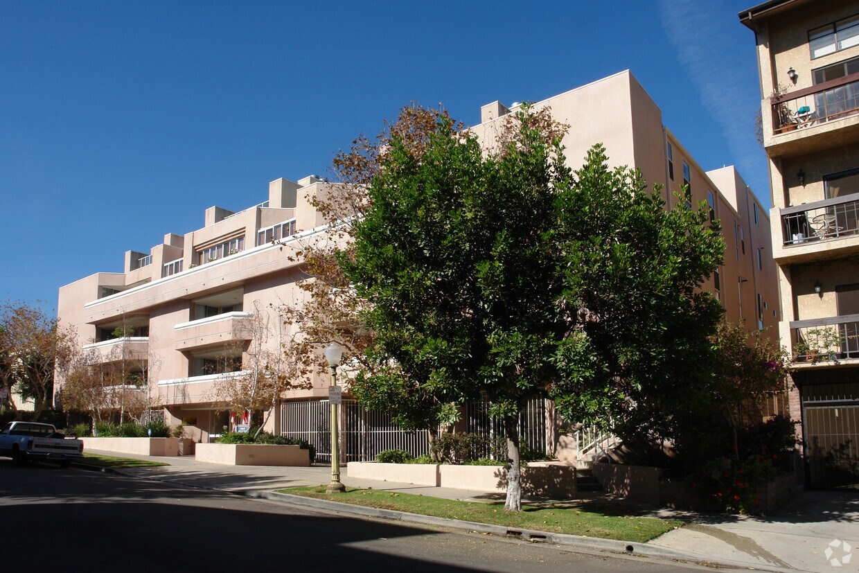 Foto del edificio - 10647 Wilkins Ave
