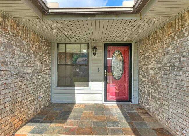 Building Photo - 3 bed 2 bath in Yukon! New paint and updat...