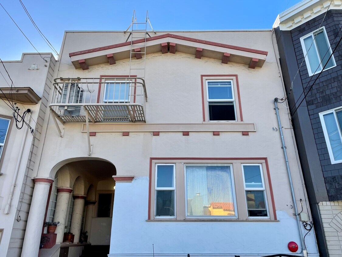 Primary Photo - 1383 44th Ave