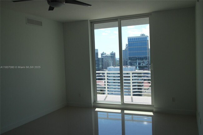 Foto del edificio - 315 NE 3rd Ave