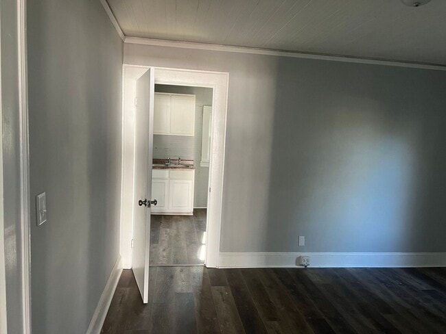Building Photo - 2 Bedroom Home on Nashville Road