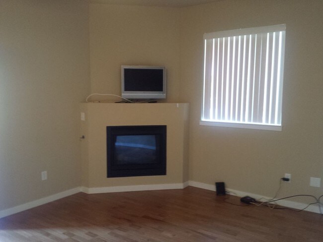 Building Photo - 1057 W Century Dr