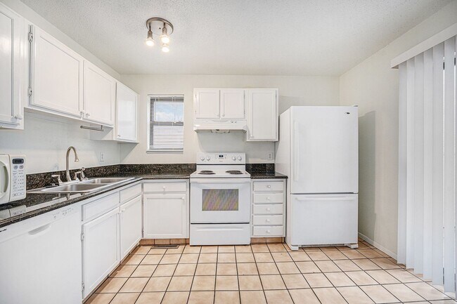 Foto del edificio - Charming 2 Bedroom 1.5 Bathroom Condo in Southeast Denver available Now!