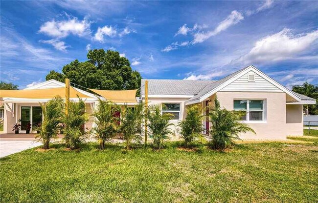 Furnished 1/2 duplex with available space for pods, RV, boat, etc. - 901 Oak St SW