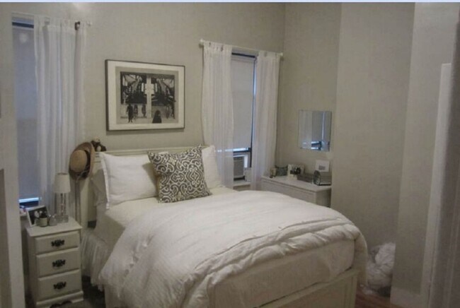 Building Photo - 2 bed just outside Kenmore Square with hea...