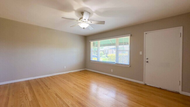 Foto del edificio - 8006-8012 Fairview Ave.