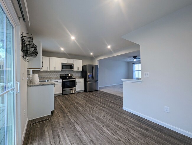 Building Photo - Modern 3-Bedroom Townhouse with Garage and...