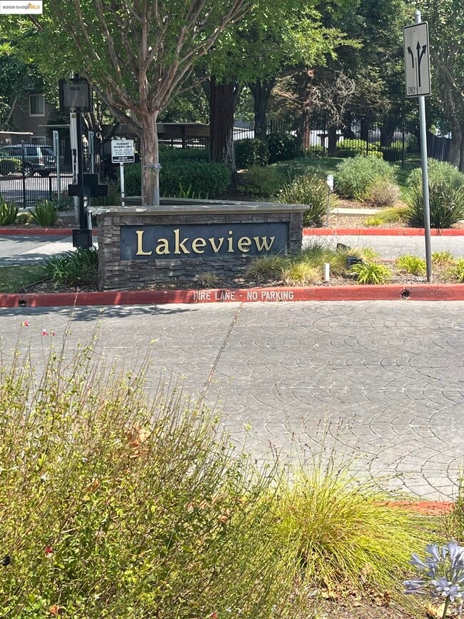 Building Photo - 2207 Lakeview Cir