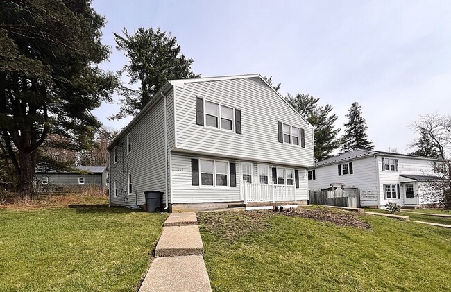 Foto del edificio - Remodeled Townhome Blocks from Penn State!