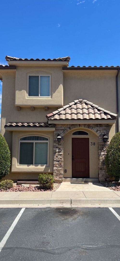 Building Photo - Pet Friendly! Spacious 4 Bedroom Townhome!