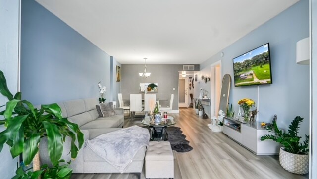 Ventana de paso de cocina de planta abierta - 3001 NW 48th Ave
