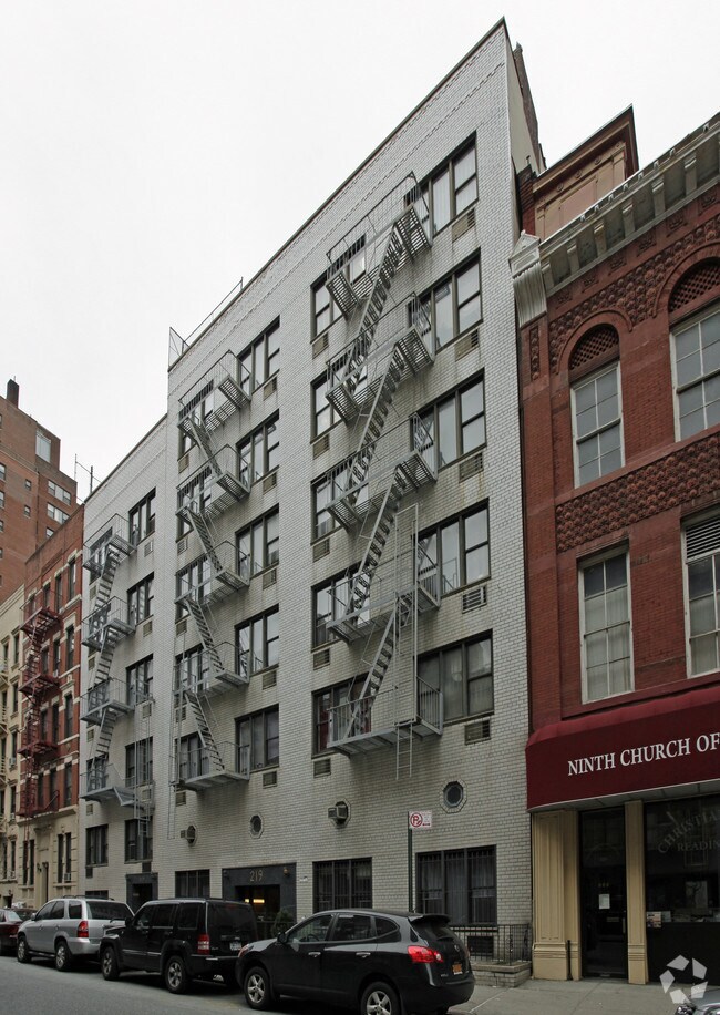 Building Photo - 219-221 E 25th St