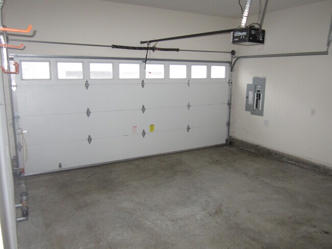 Building Photo - 124 NW Marshall Dr