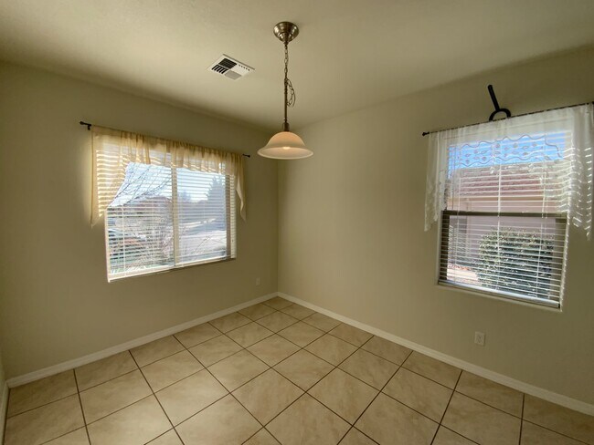 Foto del edificio - Beautiful 3 Bedroom Single Story Home Available Near Northern Blvd NW & Rainbow Blvd NE!