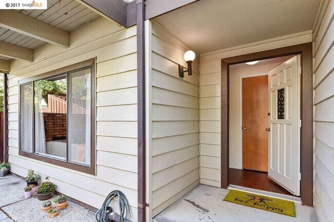 Front Entrance - 1192 Richmond St