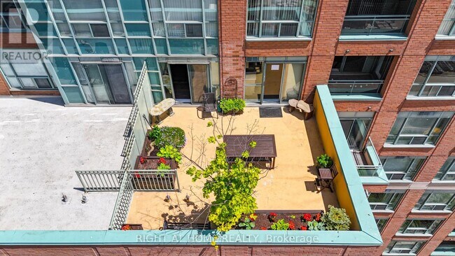 Photo du bâtiment - 889 Bay St.