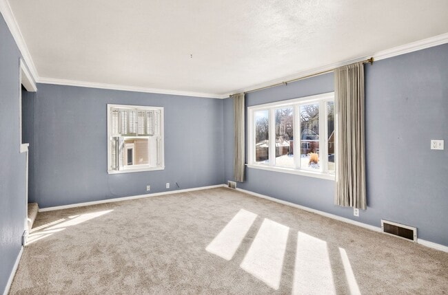 Building Photo - SOUTH OF GRAND LOCATION!! 4 Bedroom, 1.5 Bathroom Home in Des Moines!