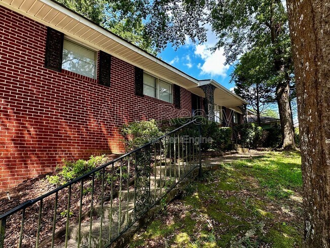 Building Photo - 1009 Rosedale Dr