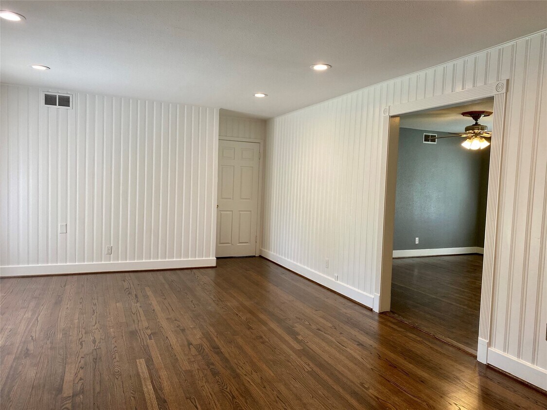 Building Photo - 215 Bizerte St