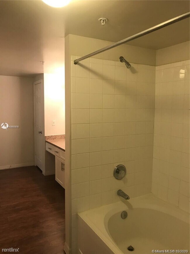 Building Photo - 2 br, 2 bath Condo - 11501 Pines Blvd