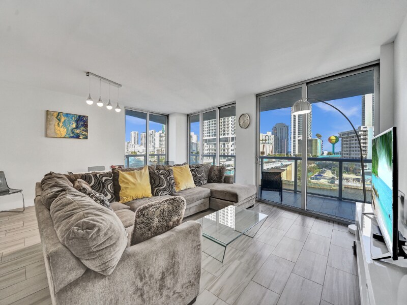 Foto principal - 2602 E Hallandale Beach Blvd
