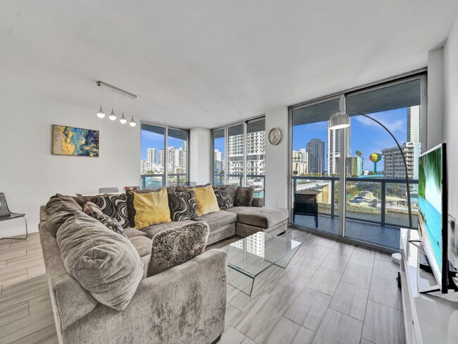 Building Photo - 2602 E Hallandale Beach Blvd