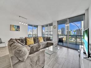 Building Photo - 2602 E Hallandale Beach Blvd