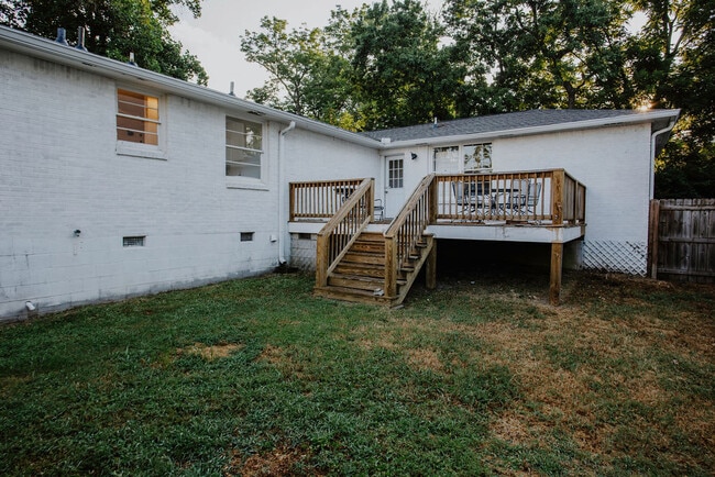 Building Photo - 1100 Grandview Dr