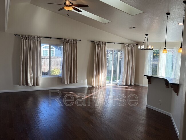 Foto del edificio - 1575 SW Yucca Dr