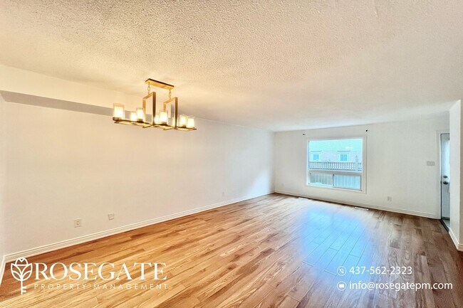 Photo du bâtiment - Spacious 3 Bed 2.5 Bath Townhouse in North...
