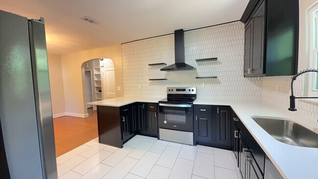 Foto del edificio - Charming 2BR with Sunroom, Hardwood Floors & Lawn Care Included