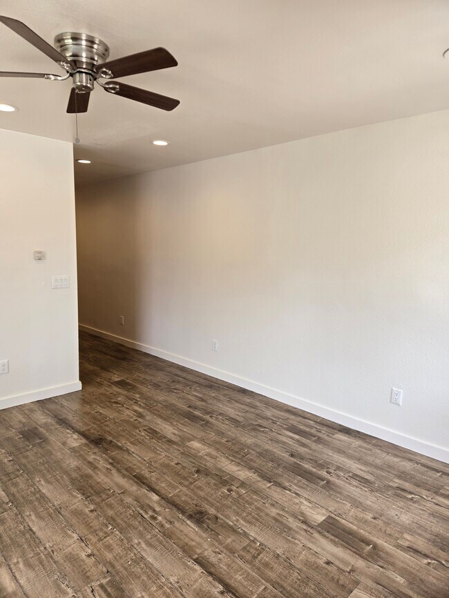 Foto del edificio - 5700 S Van Ness Ave