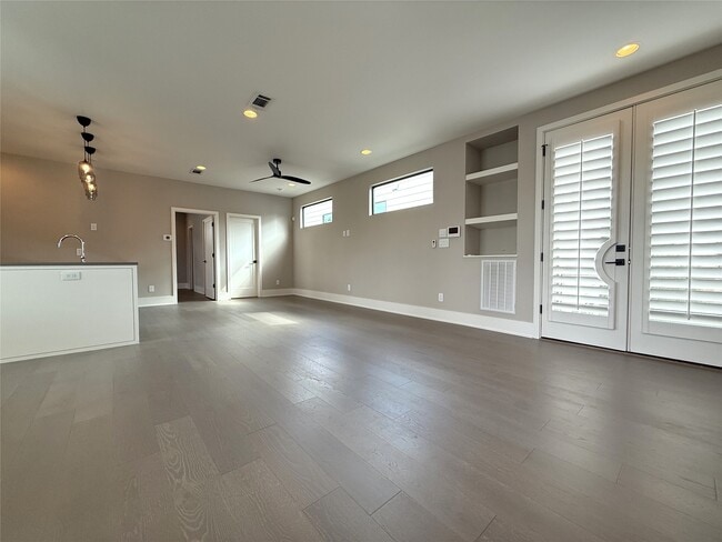 Building Photo - 1015 E 27th St