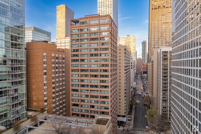 Building Photo - 247 E Chestnut St