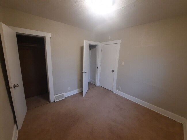 Foto del edificio - Two Bedroom, One Bathroom Home with fenced yard and shed