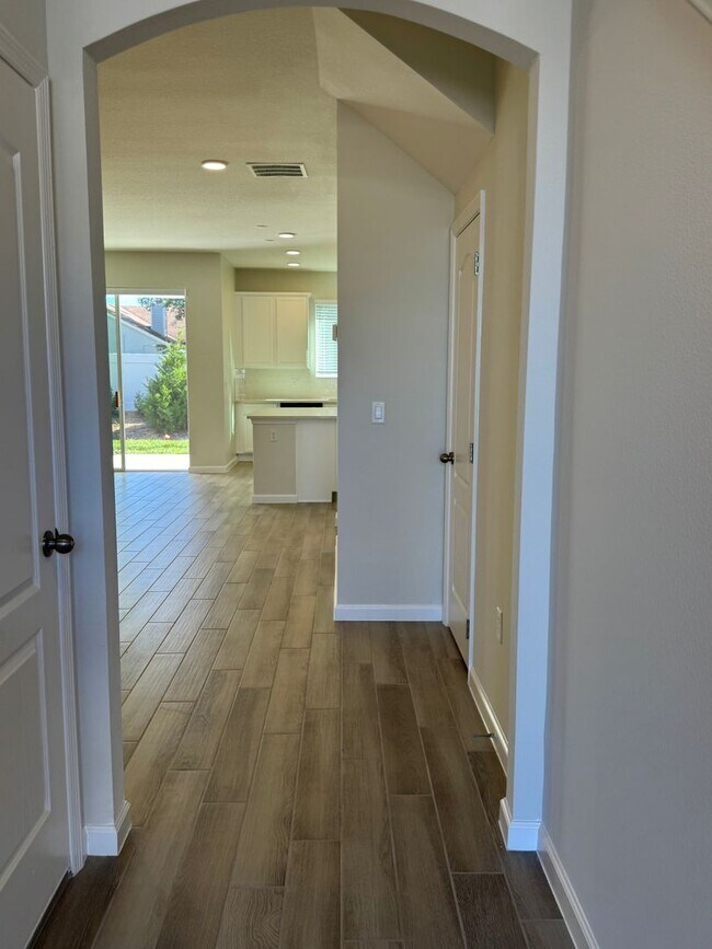 Foto del edificio - GATED 3 BEDROOM, 2.5 BATHROOM IN OVIEDO