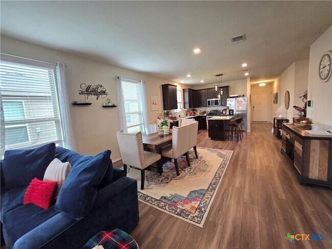 Foto del edificio - 350 Bedford Falls Ln