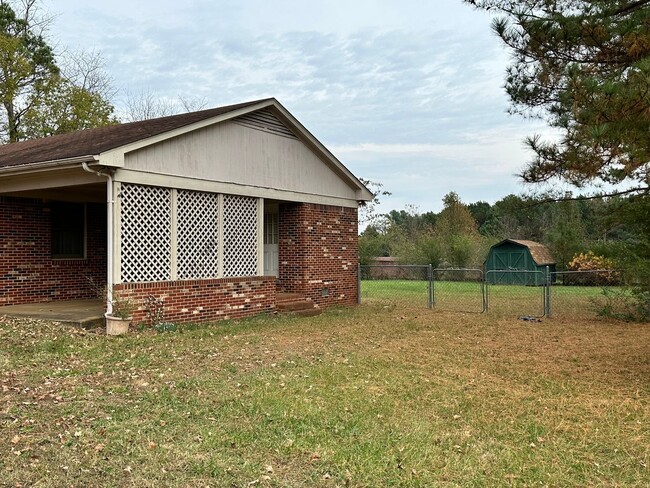 Building Photo - 3-Bedroom Brick Rancher with Full Basement...