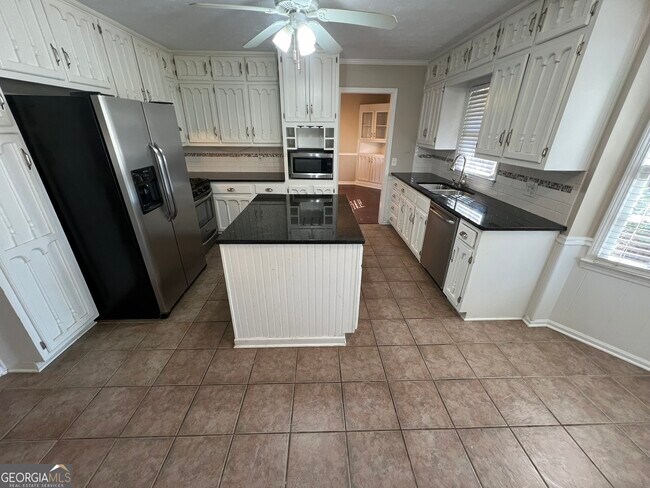 Building Photo - 765 Clubhouse Dr SE