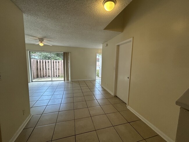 Building Photo - 910 Cypress Way E
