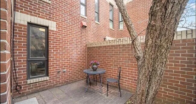 Patio delantero privado - 4820 Hampden Ln