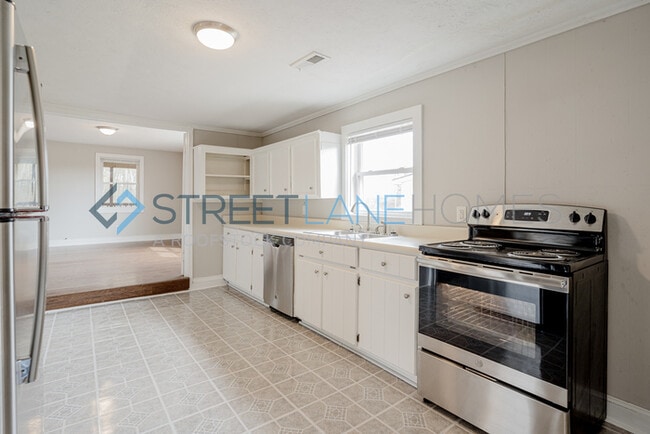 Building Photo - NOW OFFERING $250 OFF FIRST FULL MONTH IF ...