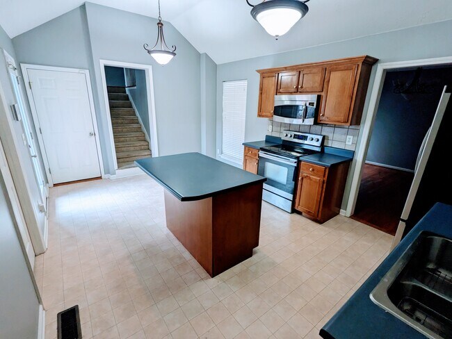 Kitchen - 506 Johnstown Dr